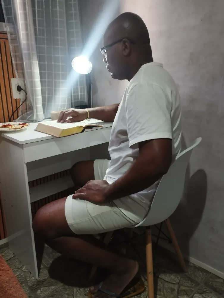 foto de Luminária Articulável com Porta Lápis, Caneta E Suporte de Celular abajur articulado ajustável