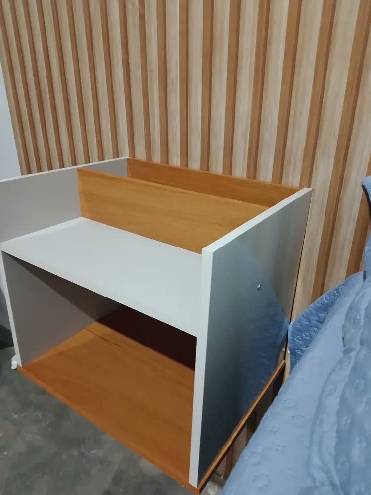 foto de Mesinha  Cabeceira Cama Box C/ Prateleira Suspensa Compacta
