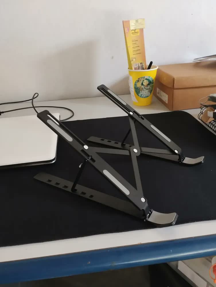 foto de Suporte Em Aluminio Note Apoio Notebook Laptop Computador Mesa Universal Rishon Cor Preto