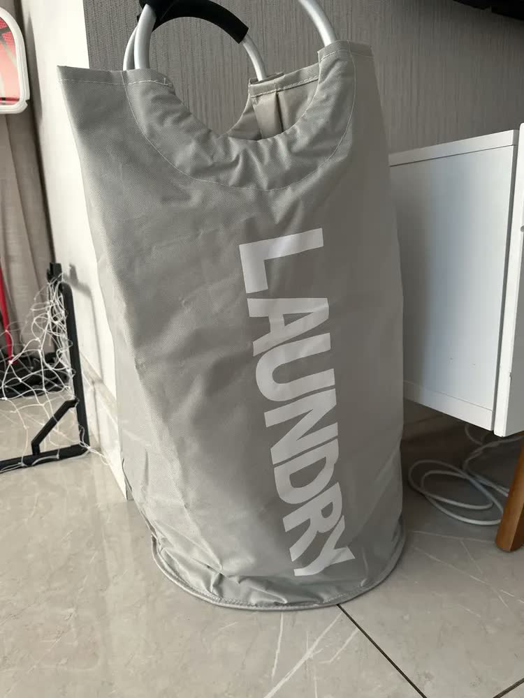 foto de Cesto de Roupa Dobrável 63L Cinza Holtter com Alça Resistente