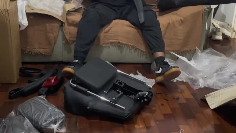 foto de Cadeira Streamer Ergonomica Confortável Reclinável Cor Preto Material Do Estofamento Couro Sintético
