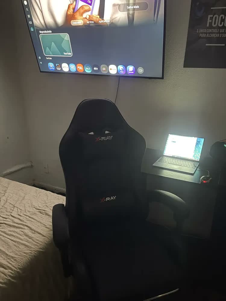 foto de Cadeira Streamer Ergonomica Confortável Reclinável Cor Preto Material Do Estofamento Couro Sintético