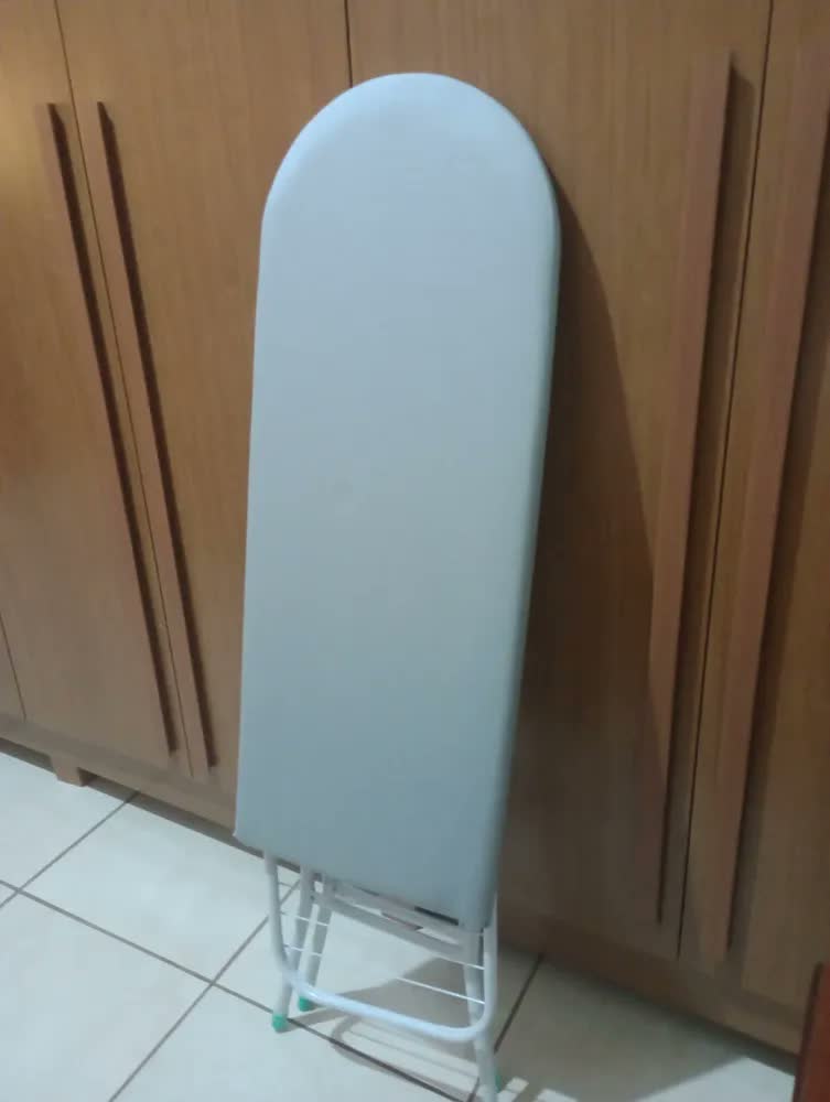 foto de Tábua de Passar Roupa Dobrável com Suporte Para Ferro Estrutura Reforçada