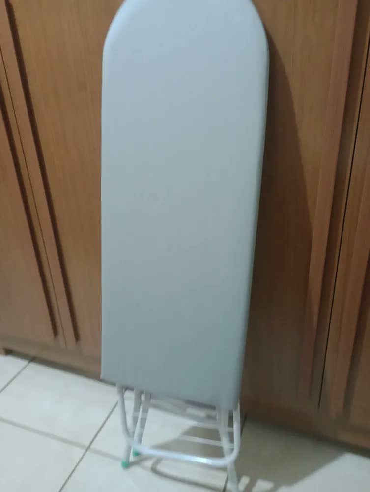 foto de Tábua de Passar Roupa Dobrável com Suporte Para Ferro Estrutura Reforçada