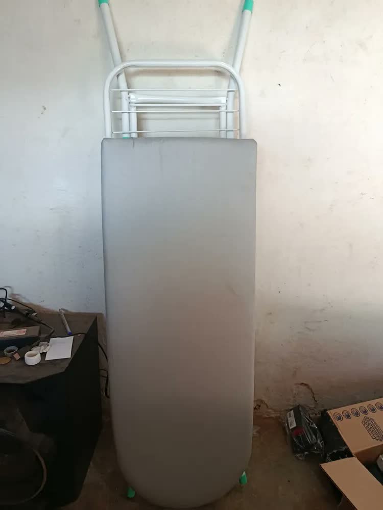 foto de Tábua de Passar Roupa Dobrável com Suporte Para Ferro Estrutura Reforçada