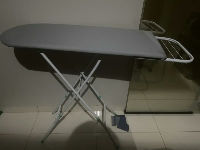 foto de Tábua de Passar Roupa Dobrável com Suporte Para Ferro Estrutura Reforçada