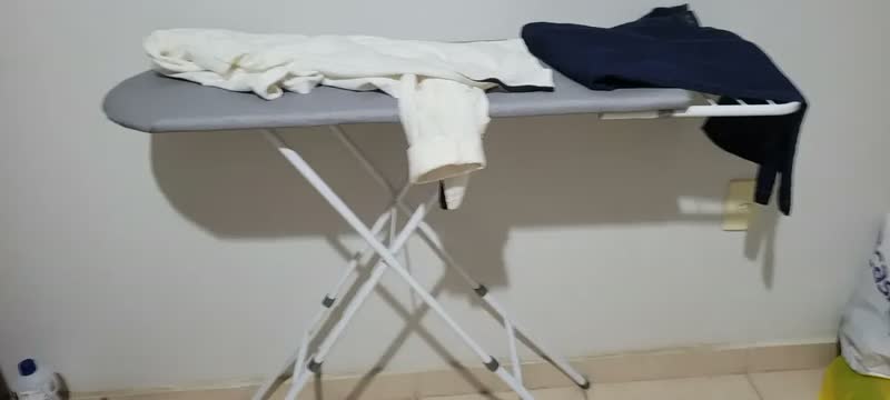 foto de Tábua de Passar Roupa Dobrável com Suporte Para Ferro Estrutura Reforçada
