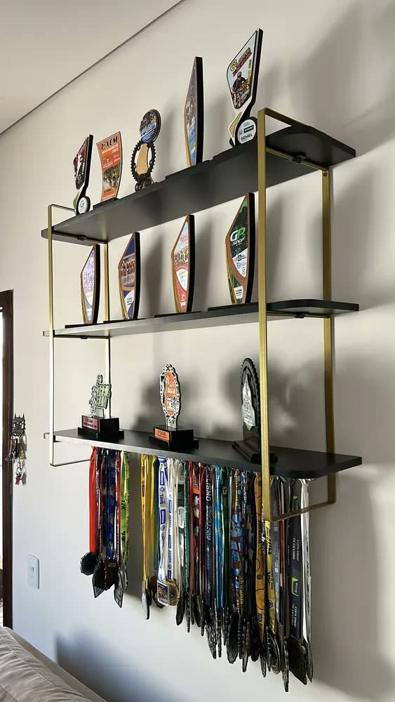 foto de Prateleira Para Troféus Com Suporte Para Medalhas Elite Loja da Isa Cor Dourado/preto