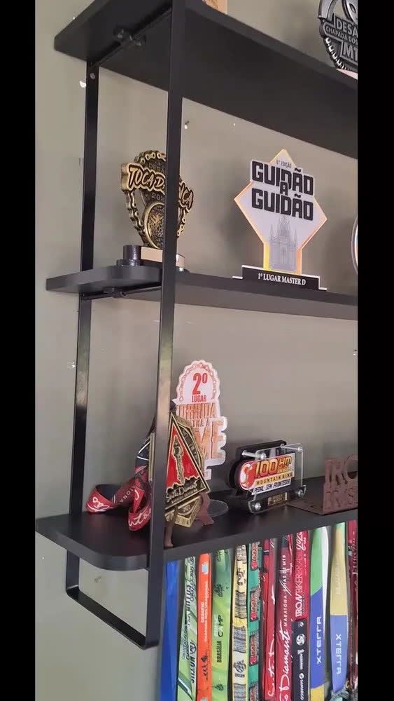 foto de Prateleira Para Troféus Com Suporte Para Medalhas Elite Loja da Isa Cor Dourado/preto