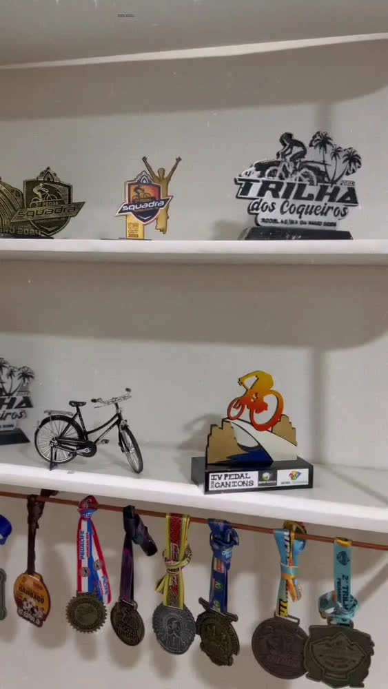 foto de Prateleira Para Troféus Com Suporte Para Medalhas Elite Loja da Isa Cor Dourado/preto