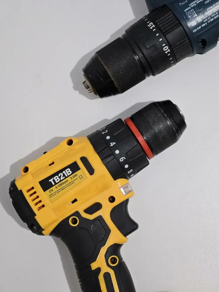 foto de Parafusadeira Furadeira De Impacto The Black Tools Profissional Motor Brushless 50Nm 10mm Com Carregador e Maleta
