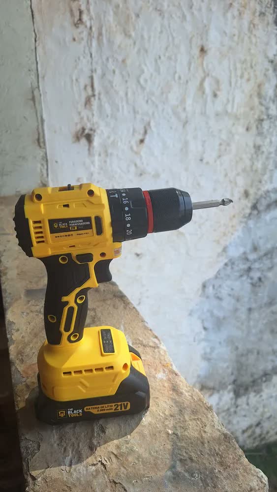 foto de Parafusadeira Furadeira De Impacto The Black Tools Profissional Motor Brushless 50Nm 10mm Com Carregador e Maleta