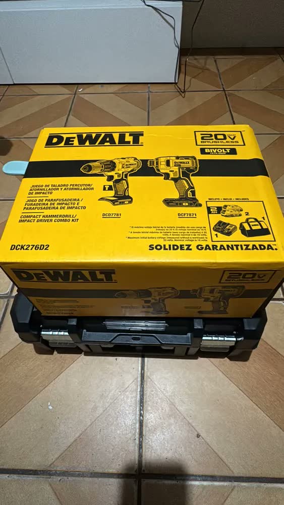foto de Combo Parafusadeira Furadeira de Impacto 13mm + Parafusadeira de Impacto 6,3mm DEWALT DCK276D2