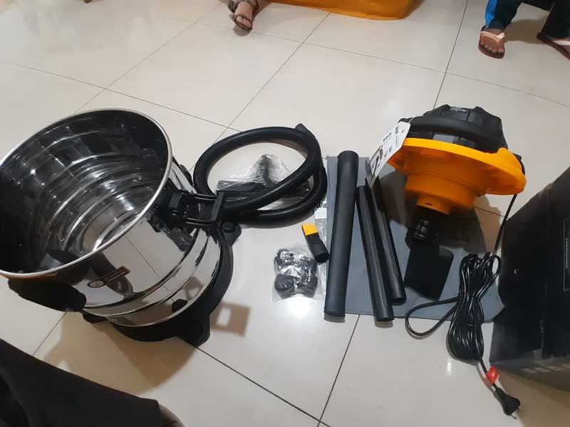 foto de Aspirador de Pó e Água WAP GTW INOX 25 Com Soprador e Potência de 2000W