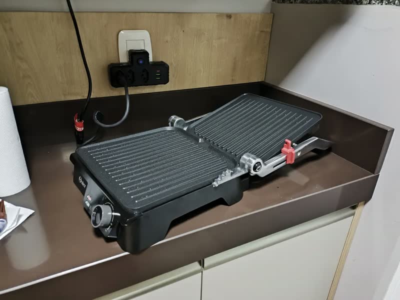foto de Grill Elétrico Multiuso Ogrl610 Inox 2 Em 1 Oster Preto/prata