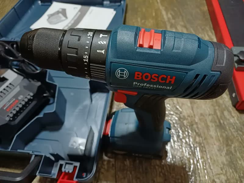 foto de Furadeira Parafusadeira Impacto Gsb 183-li 2 Baterias Bosch Cor Azul Frequência 50/60hz