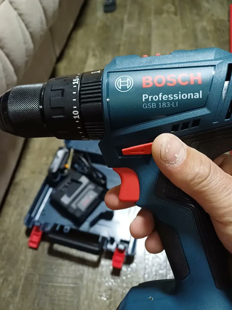 foto de Furadeira Parafusadeira Impacto Gsb 183-li 2 Baterias Bosch Cor Azul Frequência 50/60hz