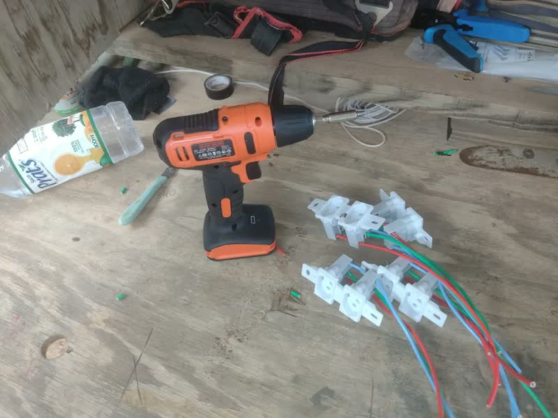 foto de Parafusadeira e Furadeira de Impacto 10mm 12V BLACK+DECKER LD12S-BR Com 13 acessórios