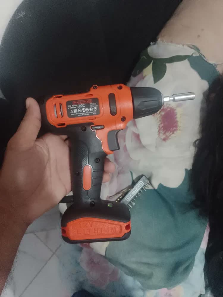 foto de Parafusadeira e Furadeira de Impacto 10mm 12V BLACK+DECKER LD12S-BR Com 13 acessórios