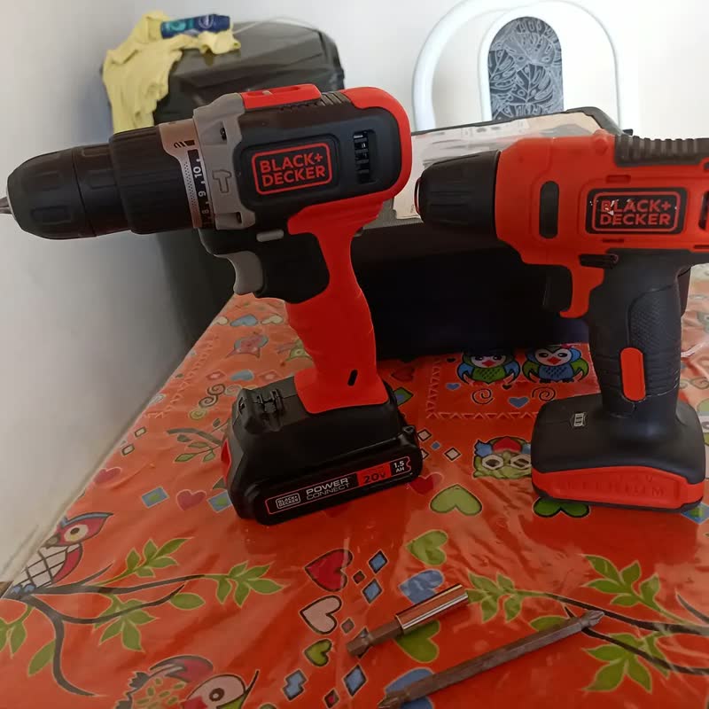 foto de Parafusadeira e Furadeira de Impacto 10mm Bateria 20V Maleta + 80 acessorios BLACK+DECKER BCD704C1KA