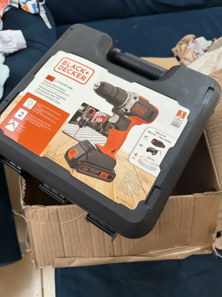 foto de Parafusadeira e Furadeira de Impacto 10mm Bateria 20V Maleta + 80 acessorios BLACK+DECKER BCD704C1KA