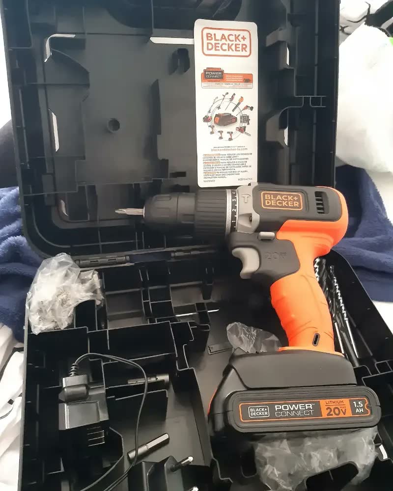foto de Parafusadeira e Furadeira de Impacto 10mm Bateria 20V Maleta + 80 acessorios BLACK+DECKER BCD704C1KA