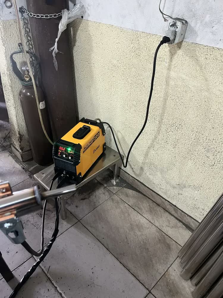 foto de Máquina Inversora De Solda Start Multiprocessos Tig Mma Eletrodo Aço/Inox 200a Com Tocha Tig E Acessorios