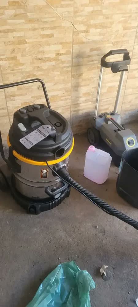 foto de Aspirador De Pó e Água GTW Inox 50i com Autolimpeza e Bocal de Sopro 50 Litros 2600W