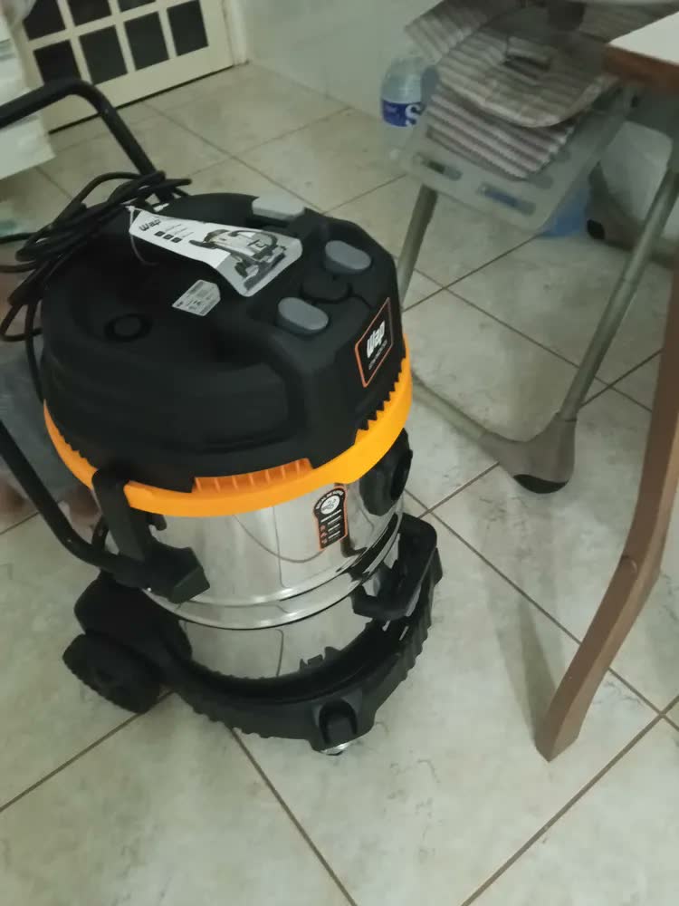 foto de Aspirador De Pó e Água GTW Inox 50i com Autolimpeza e Bocal de Sopro 50 Litros 2600W