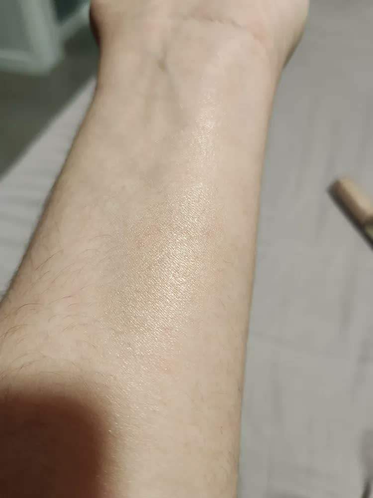 foto de Iluminador Líquido Luminous Niina Secrets A Cor Tom Da Maquiagem Bronze
