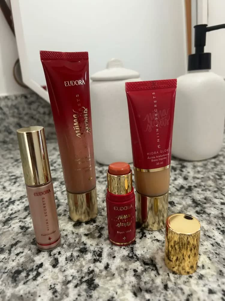 foto de Iluminador Líquido Luminous Niina Secrets A Cor Tom Da Maquiagem Rose