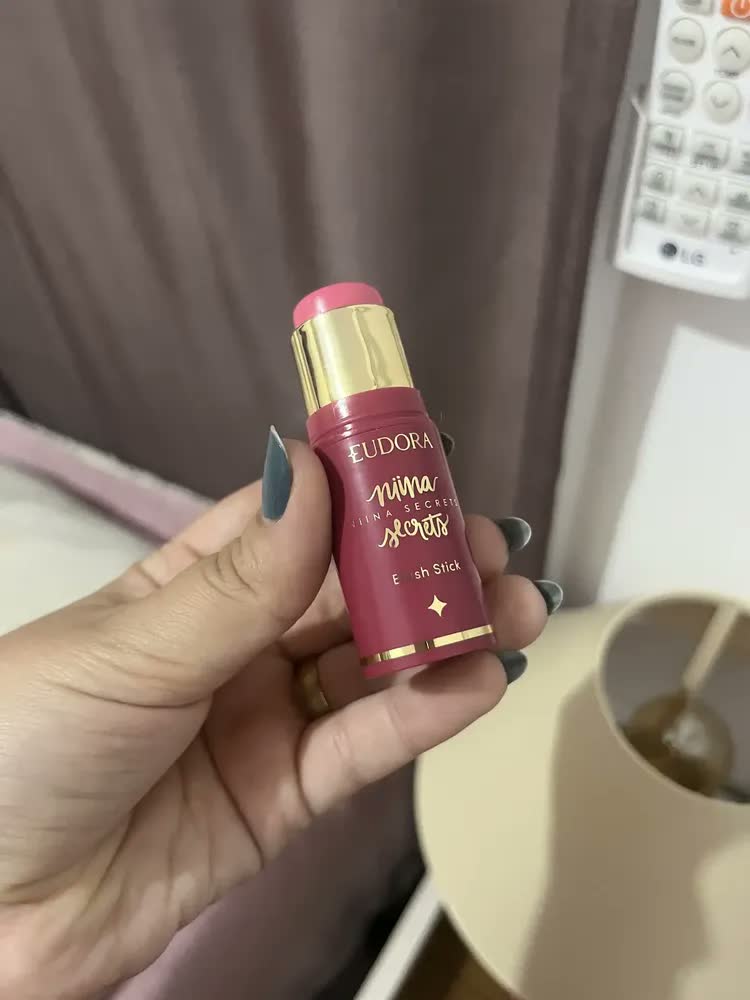 foto de Blush Stick Daily Malva Niina Secrets Eudora 5g Tom da maquiagem Bordô