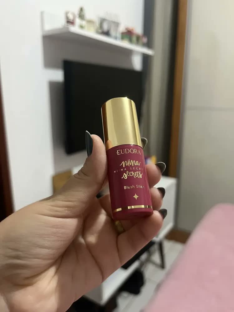 foto de Blush Stick Daily Malva Niina Secrets Eudora 5g Tom da maquiagem Bordô