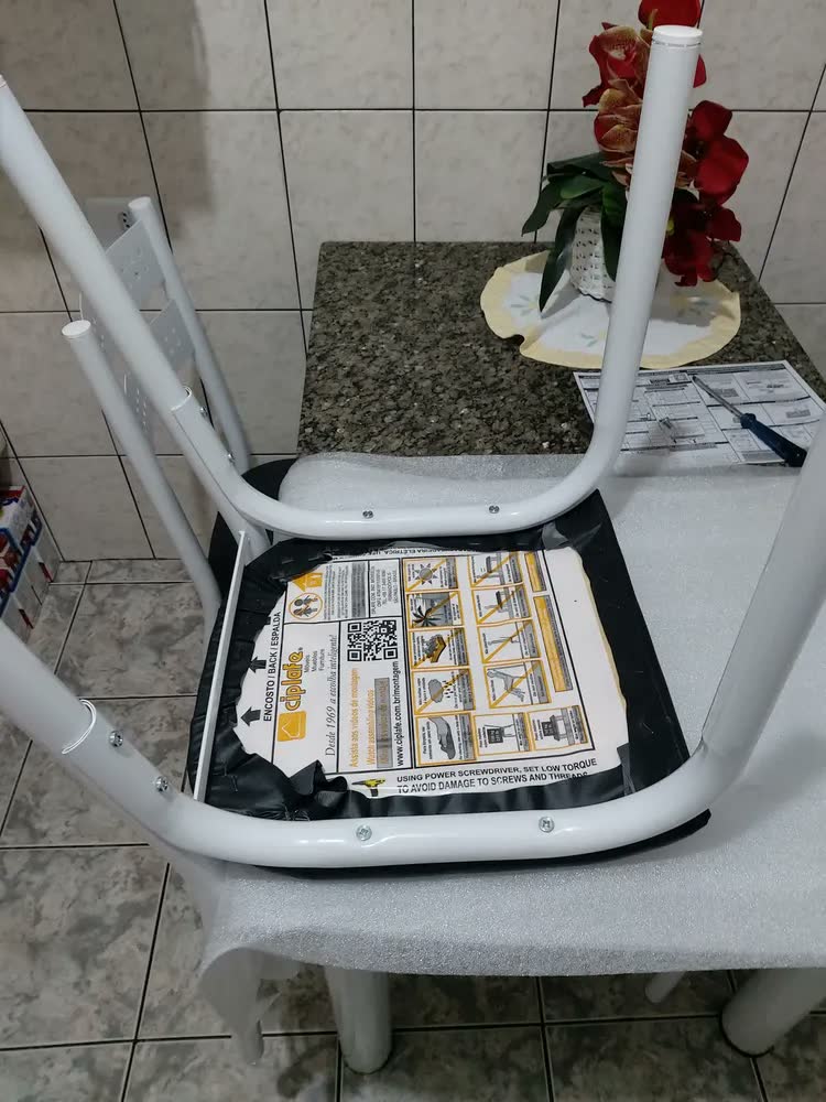foto de Kit 4 Cadeiras Cozinha Jantar Ciplafe Luna Branco Assento Preto