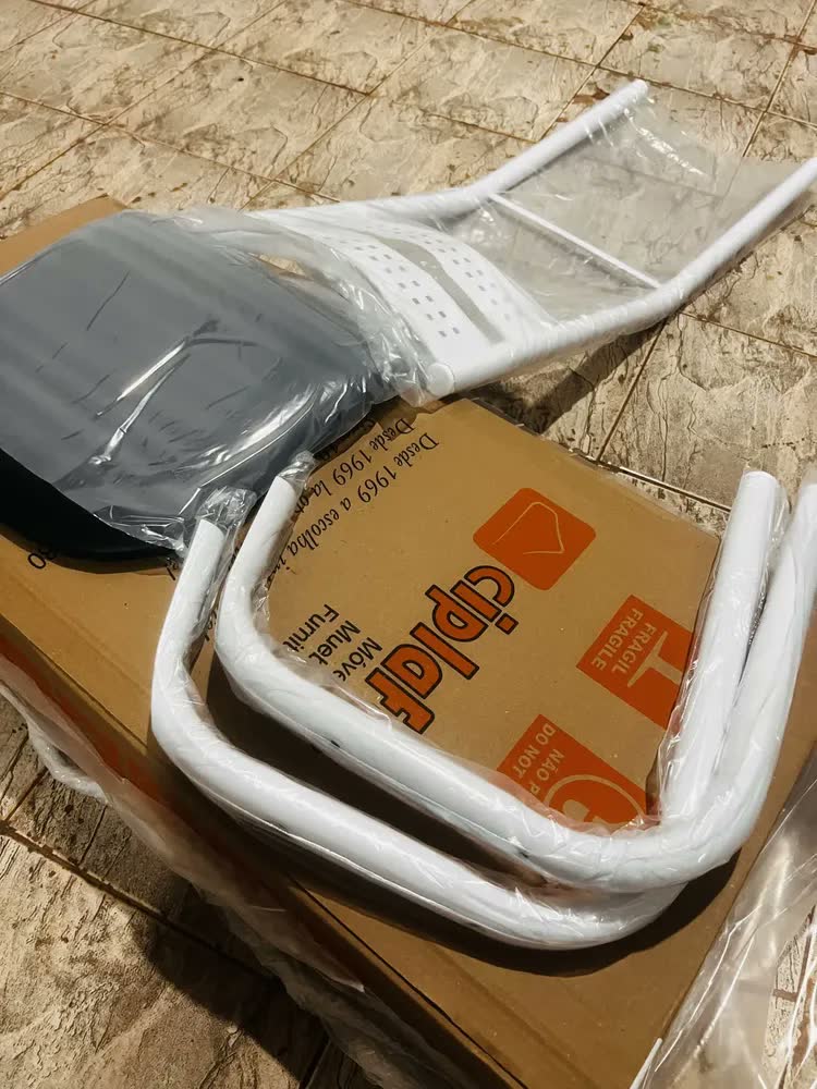 foto de Kit 4 Cadeiras Cozinha Jantar Ciplafe Luna Branco Assento Preto