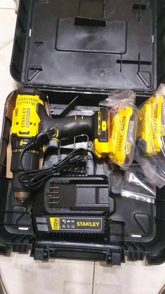 foto de Parafusadeira e Furadeira de Impacto 13mm 20V STANLEY SCD711D2K Com 2 Baterias, Carregador e Maleta
