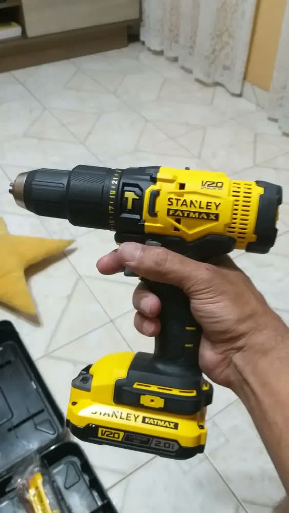 foto de Parafusadeira e Furadeira de Impacto 13mm 20V STANLEY SCD711D2K Com 2 Baterias, Carregador e Maleta