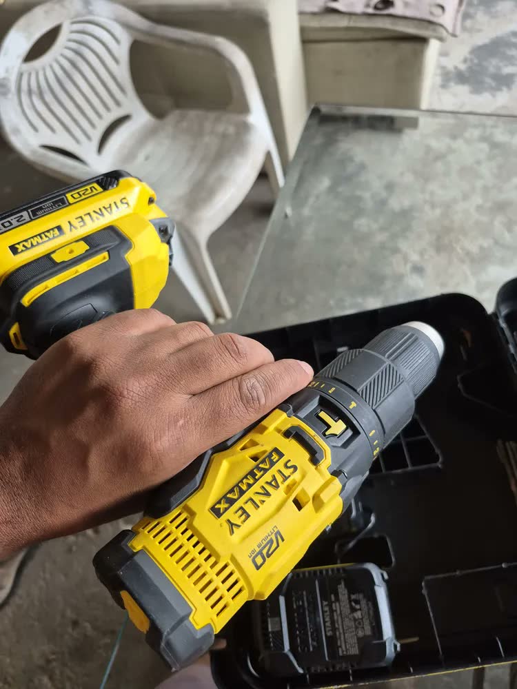foto de Parafusadeira e Furadeira de Impacto 13mm 20V STANLEY SCD711D2K Com 2 Baterias, Carregador e Maleta