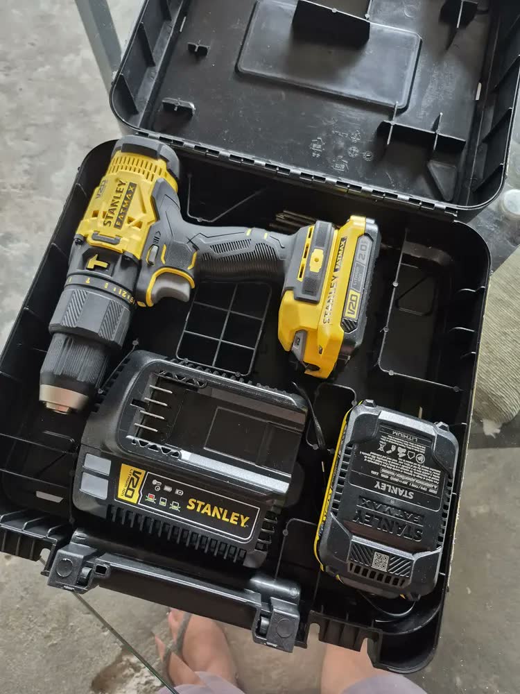 foto de Parafusadeira e Furadeira de Impacto 13mm 20V STANLEY SCD711D2K Com 2 Baterias, Carregador e Maleta
