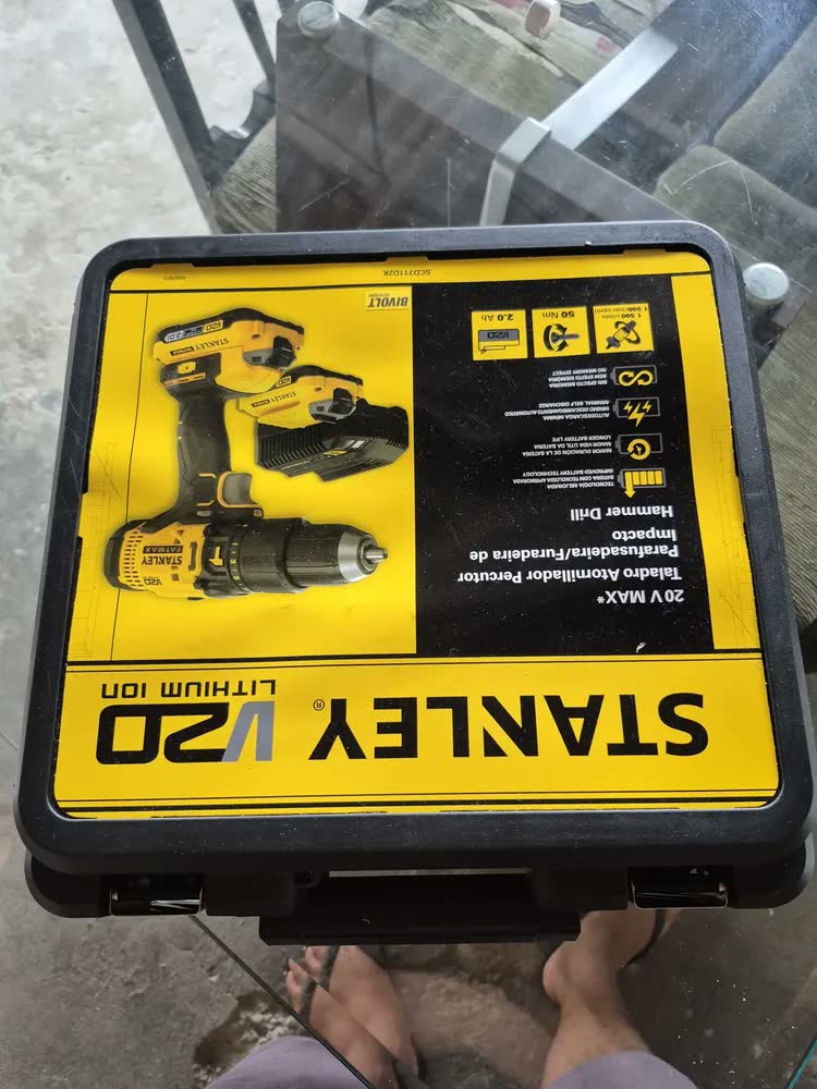 foto de Parafusadeira e Furadeira de Impacto 13mm 20V STANLEY SCD711D2K Com 2 Baterias, Carregador e Maleta