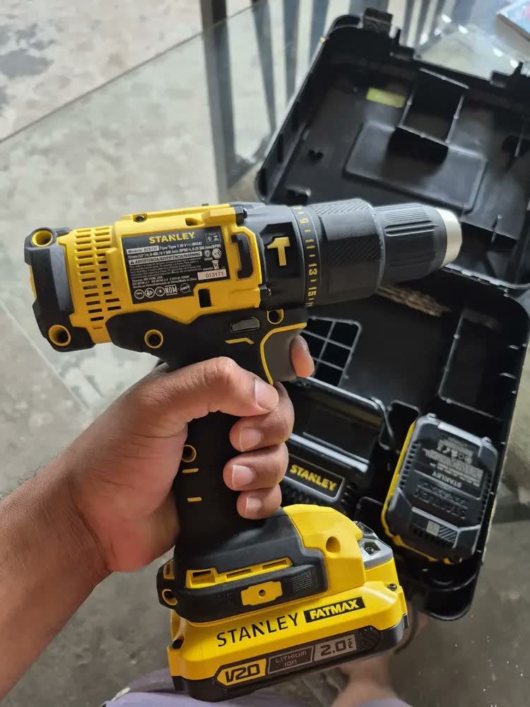foto de Parafusadeira e Furadeira de Impacto 13mm 20V STANLEY SCD711D2K Com 2 Baterias, Carregador e Maleta