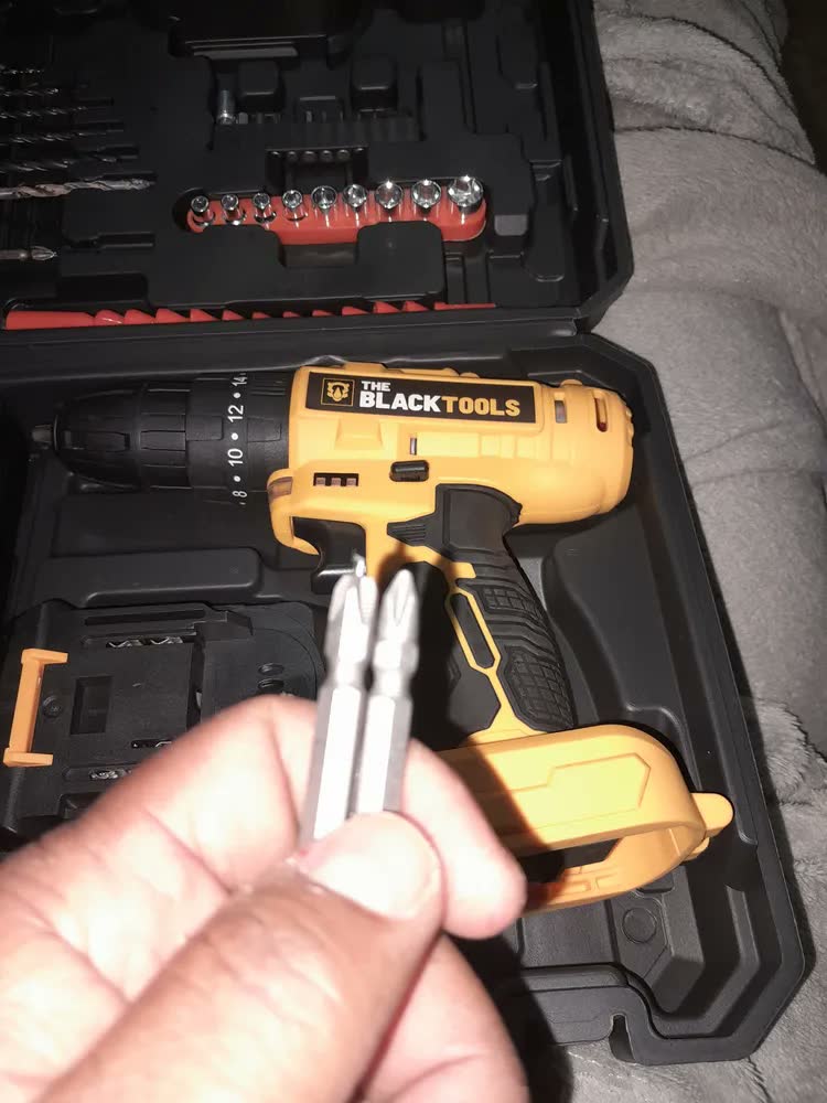 foto de Furadeira E Parafusadeira De Impacto Sem Fio A Bateria 21v 3/8 Com Maleta E Acessorios Tb-21pzw The Black Tools