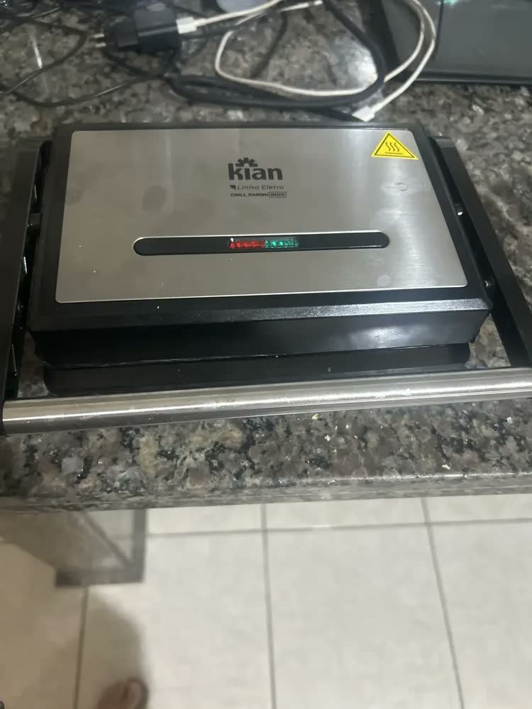 foto de Grill Panini 1200w Chapa Antiaderente, Grelha Adaptável, Luz Indicadora Kian Electro Prateado Preto