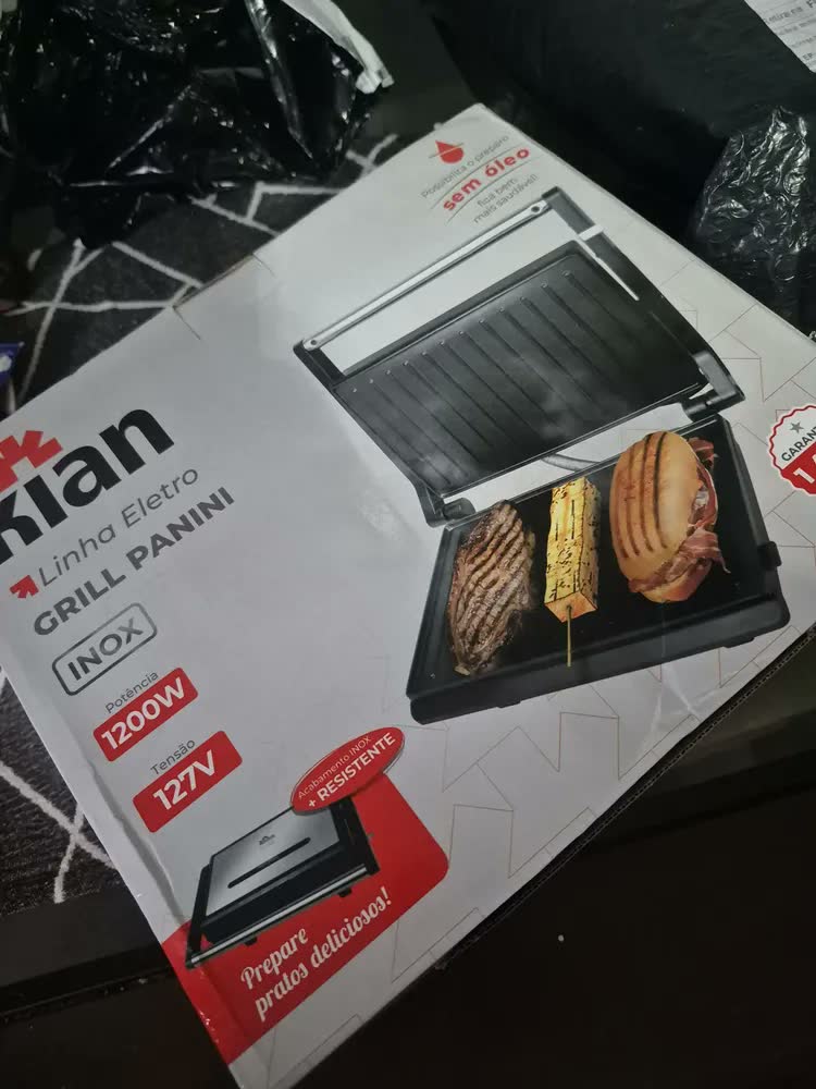 foto de Grill Panini 1200w Chapa Antiaderente, Grelha Adaptável, Luz Indicadora Kian Electro Prateado Preto