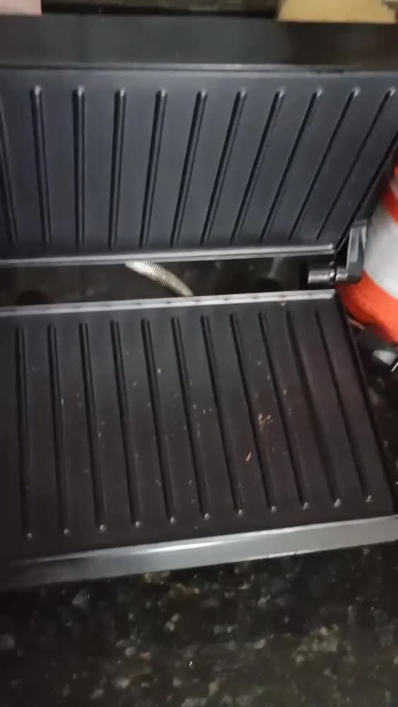 foto de Grill Panini 1200w Chapa Antiaderente, Grelha Adaptável, Luz Indicadora Kian Electro Prateado Preto
