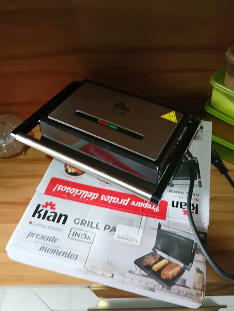 foto de Grill Panini 1200w Chapa Antiaderente, Grelha Adaptável, Luz Indicadora Kian Electro Prateado Preto