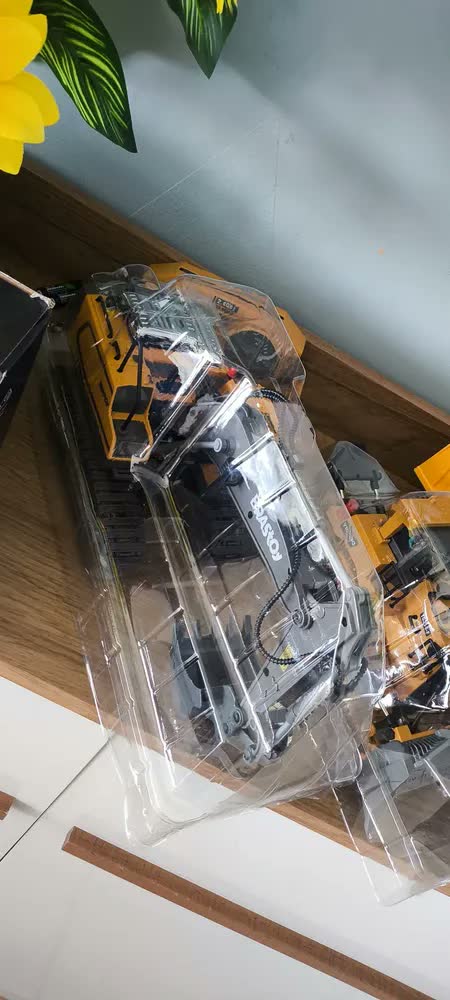 foto de Camewin CW-MASSIVE-990 Retroescavadeira Elétrica 9 Funções Controle Remoto Premium Cor Amarelo