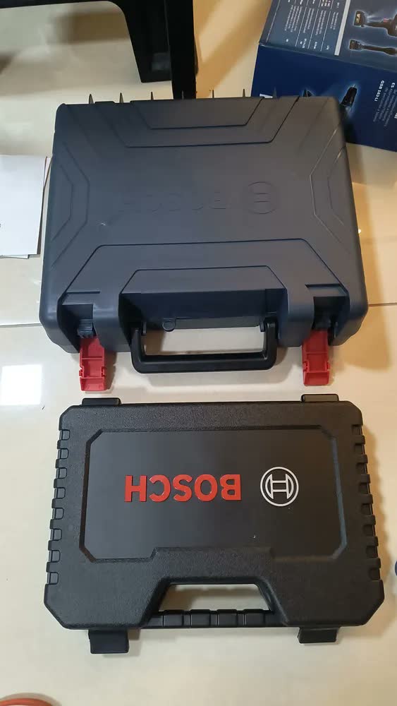 foto de Parafusadeira E Furadeira De Impacto A Bateria 18v Bosch Gsb 183-li Maleta Com Kit Brocas E Bits Profissional 103 Peças