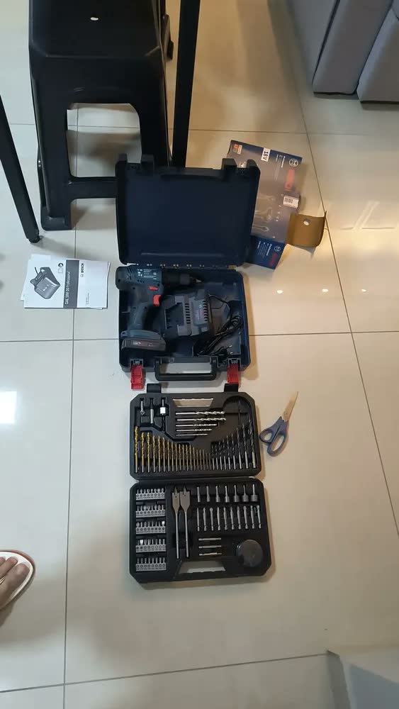 foto de Parafusadeira E Furadeira De Impacto A Bateria 18v Bosch Gsb 183-li Maleta Com Kit Brocas E Bits Profissional 103 Peças