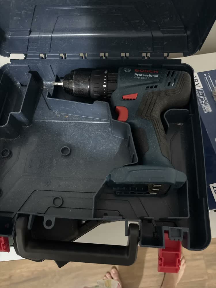 foto de Parafusadeira E Furadeira De Impacto A Bateria 18v Bosch Gsb 183-li Maleta Com Kit Brocas E Bits Profissional 103 Peças